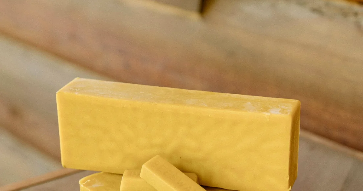 Blocs de cire d'abeille jaune posés sur une table en bois